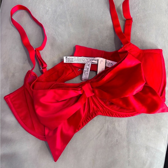 𝑽𝑰𝑪𝑻𝑶𝑹𝑰𝑨'𝑺 𝑺𝑬𝑪𝑹𝑬𝑻 𝑩𝑨𝑳𝑪𝑶𝑵𝑬𝑻𝑻𝑬 𝑺𝑰𝑳𝑲 𝑩𝑶𝑾 𝑩𝑹𝑨♥️ - Picture 4 of 12